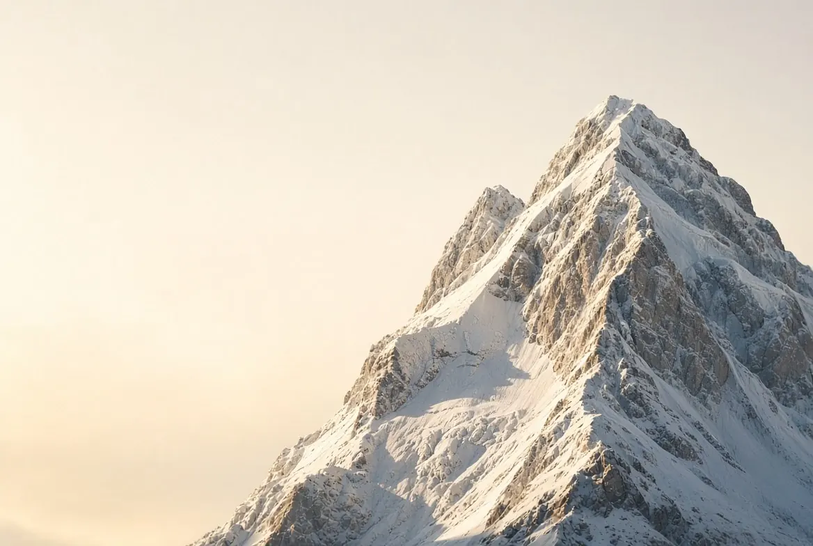 Una vetta innevata nella luce calda